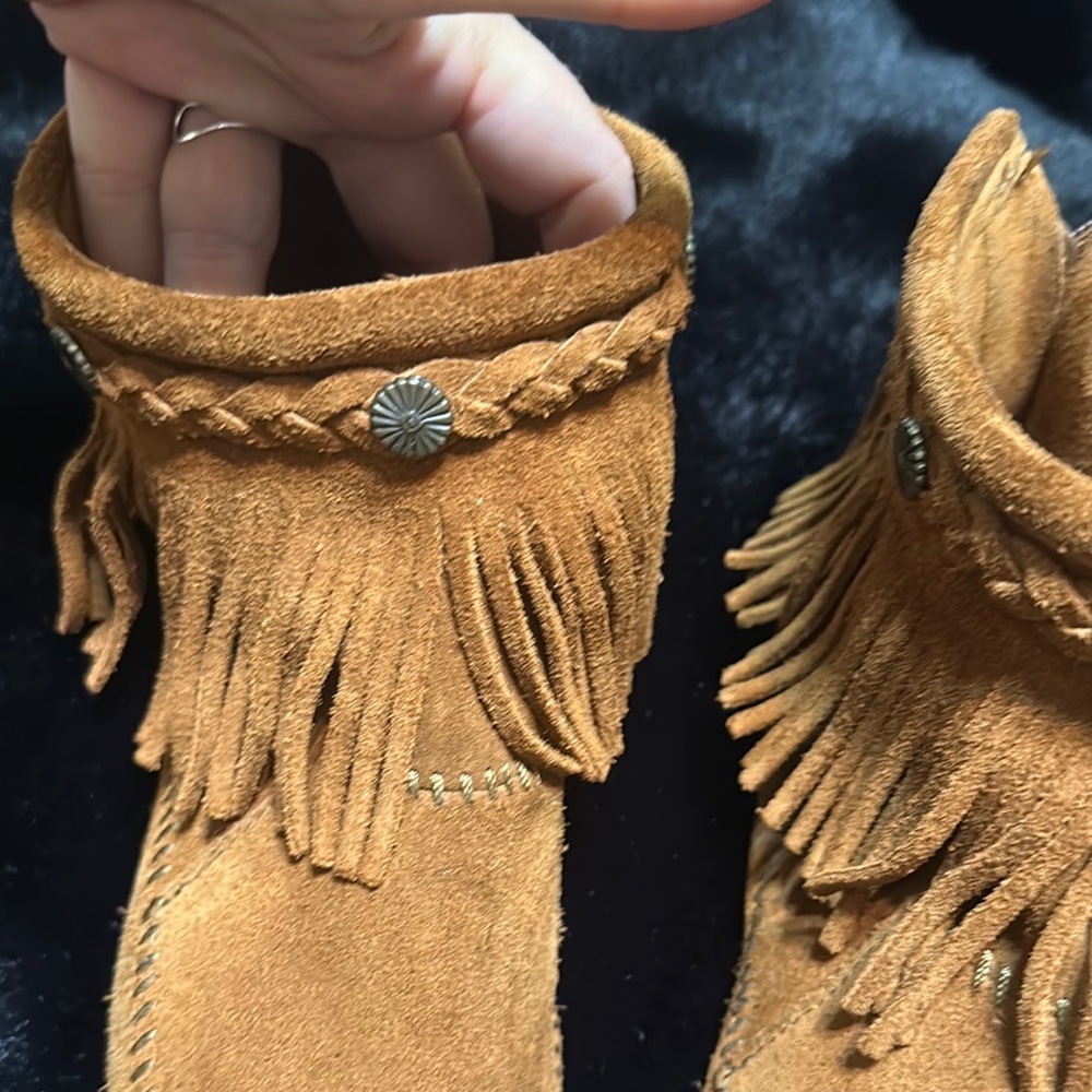 Minnetonka Tan Suede Moccasin Fringe Shoes - Picture 4 of 12